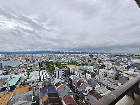 周囲の景色や街並みが一望できます!開放感のある眺望に日々癒されそう☆