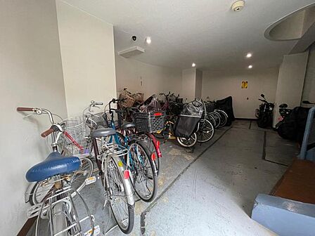 屋根付きの駐輪場で自転車が雨に濡れず安心!