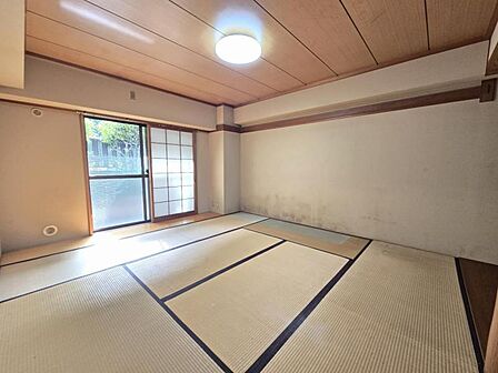 和室8帖:リビングにつながった和室スペースは、おむつ替えやお昼寝に最適です。