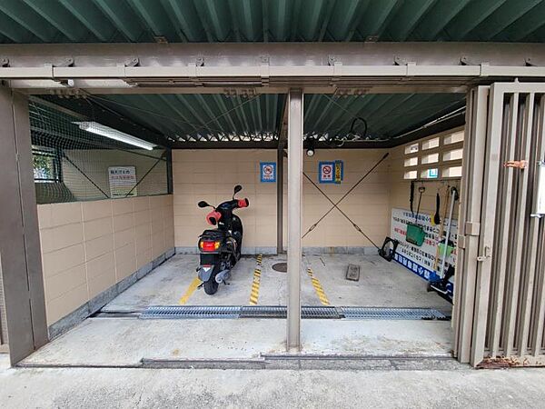 バイク置き場は屋根付きで安心☆