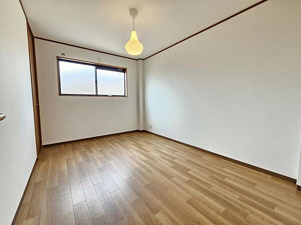 洋室6帖：落ち着いたカラーで仕上げたリラックス空間です♪