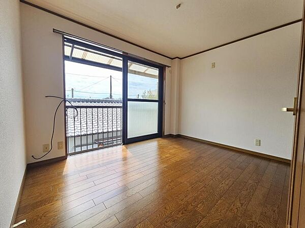 洋室6帖：大きな窓から自然光が差し込む明るいお部屋です。
