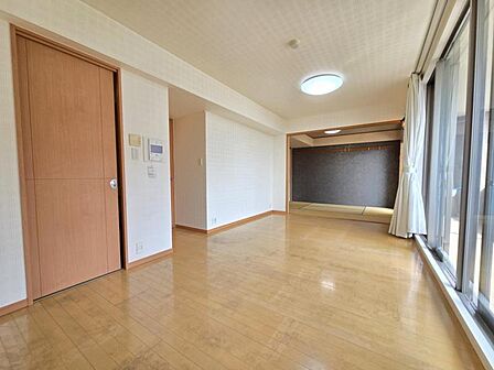 LDK12.5帖:明るく、解放感のあるリビングは家族の会話も弾みます!
