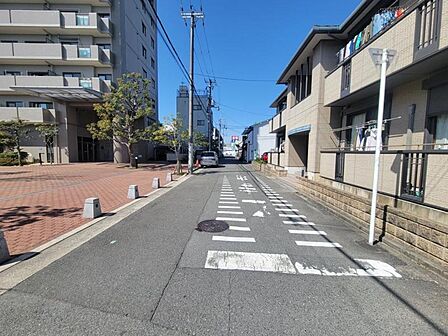 前面道路は歩道も整備され、小さなお子様にも安心☆