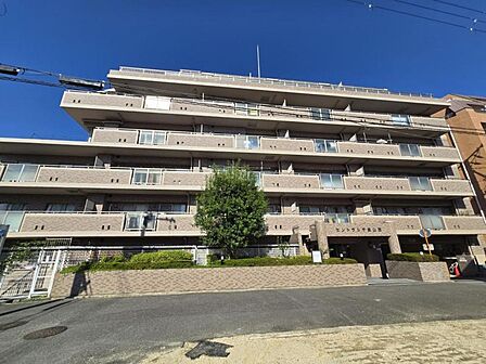 オートロック付のマンションで女性やお子様にも安心のマンションです。