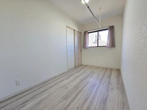 洋室4．7帖：コンパクトなお部屋ですが収納を設けており広くお使い頂けます！