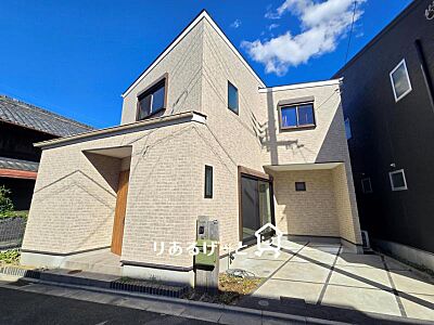 外観:花や木が映えるシンプルな外観!趣味のガーデニングも楽しめますね! 外観:花や木が映えるシンプルな外観!趣味のガーデニングも楽しめますね!