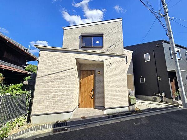 明るい外観！洗濯物もよく乾きそうですね！