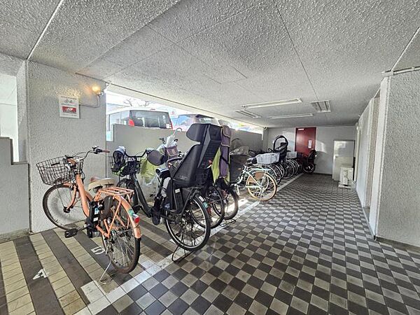 屋内駐輪場で雨の日でも大切な自転車が雨にあたる心配もございません。