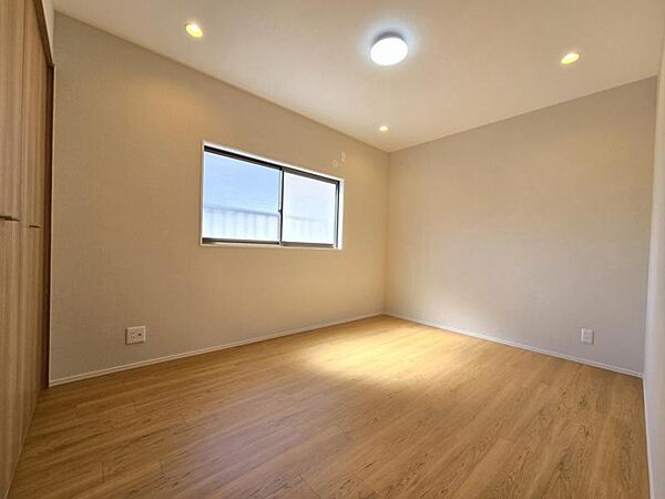 洋室：窓付きなので、明るい印象のお部屋です！