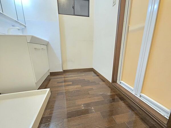 広めの洗面室！もちろん室内に洗濯機置き場がありますよ！
