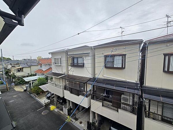 周りには高い建物がなく、空が広く感じられる立地！