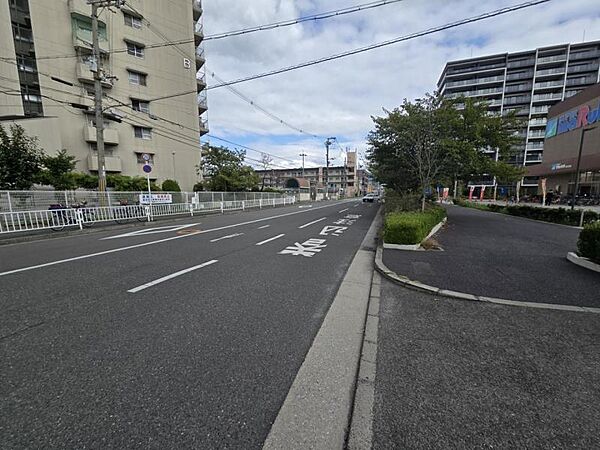 前面道路広くてすっきりとした街並みです！