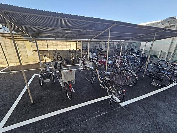 屋根付きの駐輪場で自転車が雨に濡れず安心！