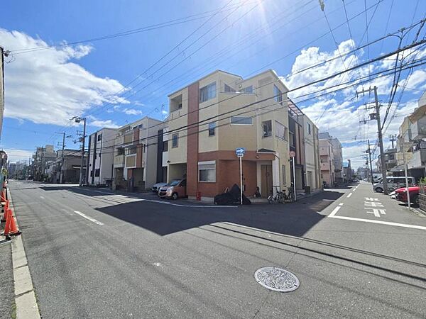 周りには高い建物がなく、空が広く感じられる立地！