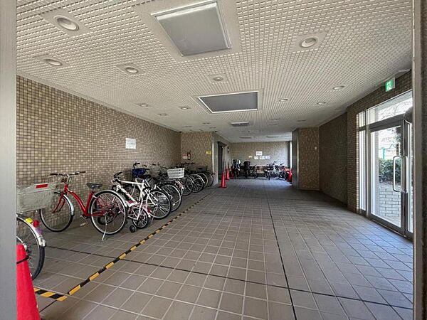 雨や風から守るために建物内に設けられた自転車置場