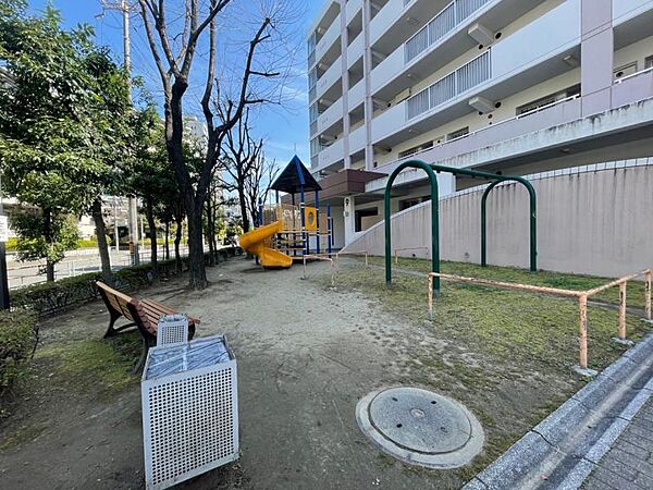 敷地内の公園でお子様も安心して遊べます。