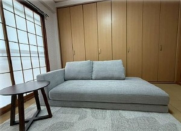 和室6帖：収納力のあるクローゼットが備わっています。