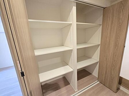 可動式の棚が便利に使える廊下収納も完備!