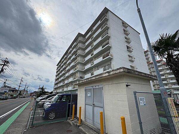 幹線道路沿いの物件。広いバルコニーが特徴的で、開放感のある暮らしが期待できます。