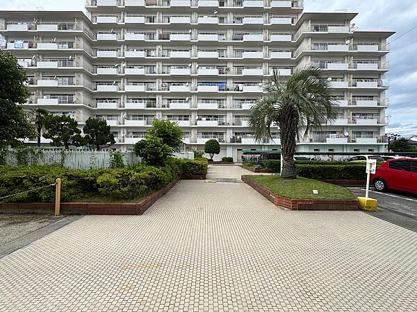 存在感のある建物と植栽豊かなアプローチが魅力。日々の生活を豊かに彩る住まいです。