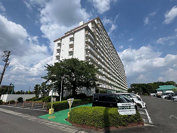 広々とした敷地に建つ、存在感のあるマンション。青空の下、緑豊かな環境で快適な暮らしを始めませんか。