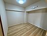 その他：明るい木目調の床が印象的なお部屋です。シンプルで使いやすい空間は、趣味の部屋や書斎としてもおすすめです。