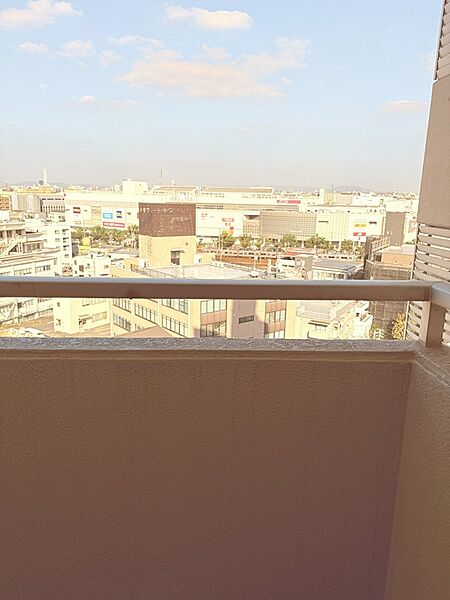 青空が広がる開放的な眺望。遠くの景色まで見渡せ、都会の活気と落ち着きを兼ね備えた日常が広がります。