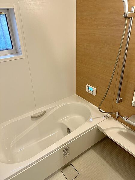 【浴室/2帖】木の温もりを感じるアクセントパネルが心地よい、窓付きで換気良好な清潔感のある浴室です。