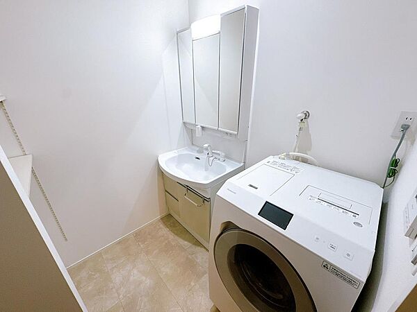 鏡裏収納付きの三面鏡化粧台で、洗面用品もすっきり整理可能です