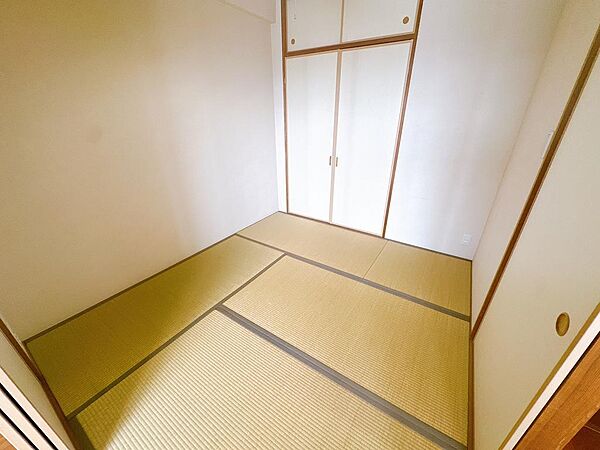 4.5帖の和室はリビングに面しており一息つくのにちょうどいいリラックス空間です