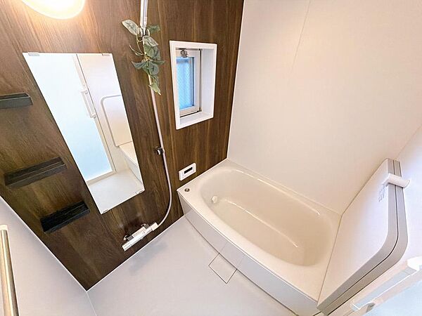 浴室暖房乾燥機を標準装備。雨の日や花粉の季節でも室内干しができるほか、浴室を快適な温度に保てる便利な設備です