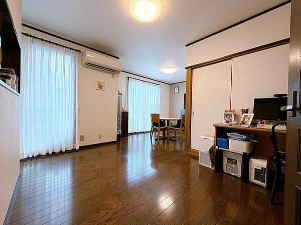 1階は15.5帖のLDKと4.5帖の和室が隣接したゆとりある間取りです(^^)
