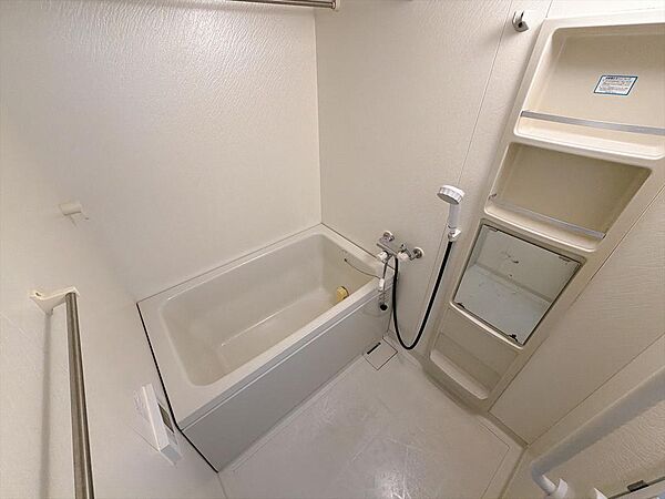 追いだきや保温などの機能が整っでおり、快適なバスタイムをお過ごしいただけます。また、浴室暖房乾燥機付きですので雨の日のお洗濯も大活躍です(^^)