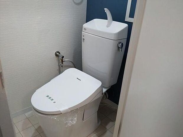 トイレ新調　快適な温水洗浄便座付き