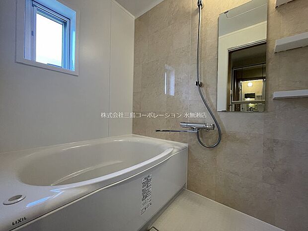 浴室、ユイットバス新調　自然換気できる窓付き