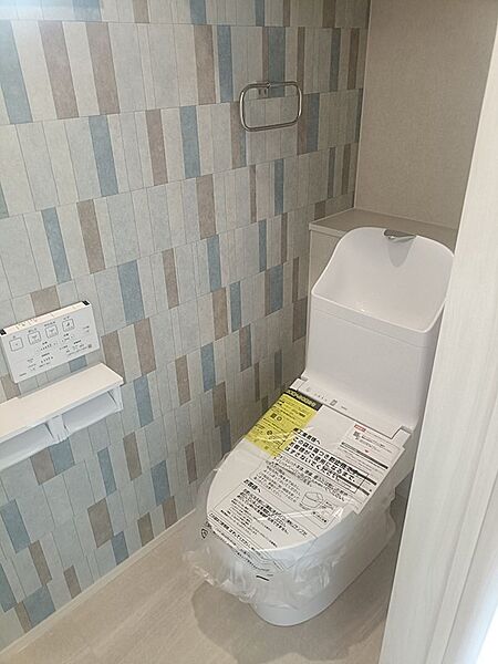 快適な温水洗浄便座。1・2階にトイレあり♪朝の混雑時の使い分けや、夜中のトイレも階段を降りずに使えます。