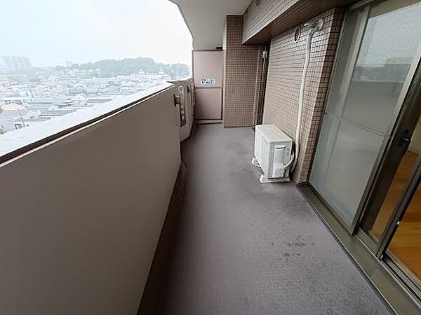 南側バルコニーは陽当り良好のため、布団・洗濯物を干すことができます。