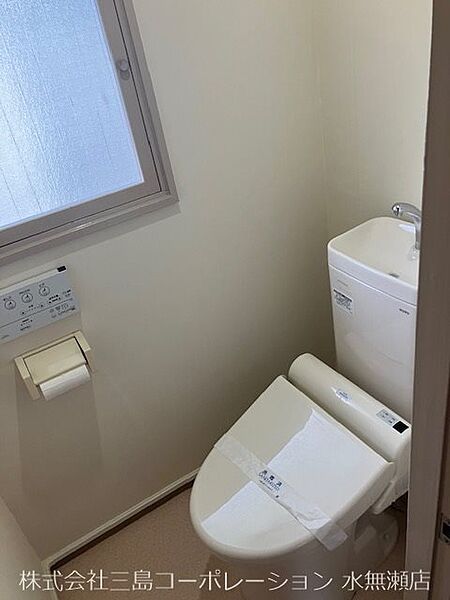 快適な温水洗浄便座付きトイレ　窓付きで自然換気ができます