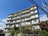 外観：青空が広がる現地で撮影された外観です。豊かな植栽が建物を彩り、開放感のあるバルコニーが魅力の物件です。
