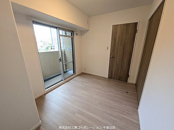 明るい光が差し込む洋室は、寝室や書斎、趣味の部屋としても活用できます。バルコニーに面しているので、換気もスムーズです。
