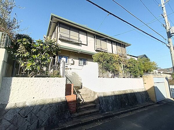 バス停まで徒歩5分の立地です