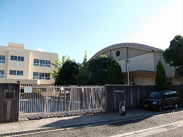 茨木市立穂積小学校（687m）