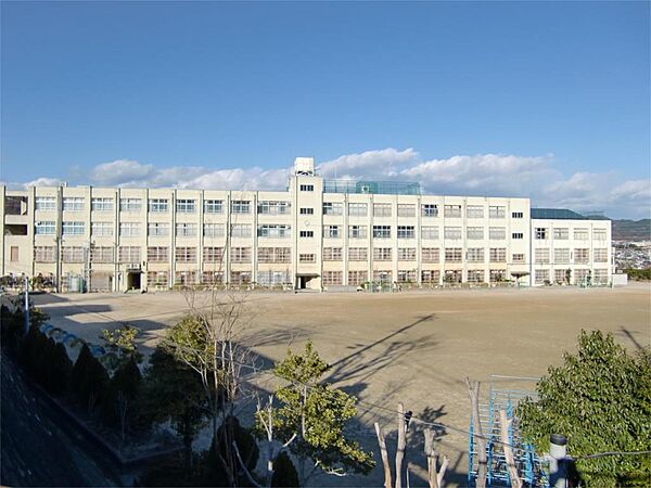 高槻市立南平台小学校（973m）