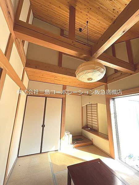 見せ梁のある和室　木の温もりや立体感のあるおしゃれな空間です♪