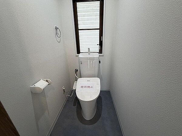 清潔感のある白い壁と採光窓で、明るく快適なトイレ空間。温水洗浄便座付きで、毎日を心地よく過ごせます。