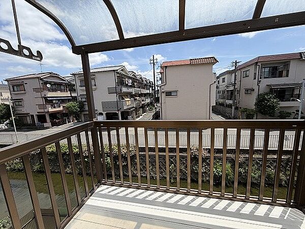 採光良好なバルコニー。屋根付きで急な雨でも安心、お洗濯物も快適に干せます。開放感ある眺望も魅力です。