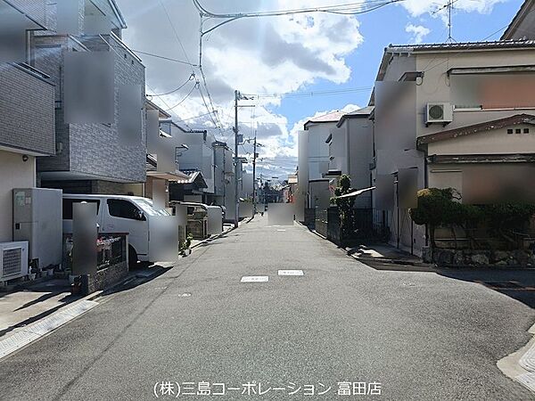 閑静な住宅街に位置する現地は、落ち着いた住環境が魅力です。開放感のある前面道路で、日当たりも良好。