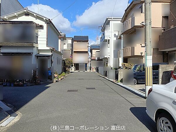 閑静な住宅街に位置し、住みやすい環境が魅力です。前面道路も整備されており、快適な暮らしをサポートします。
