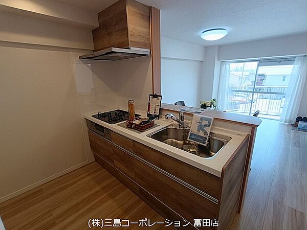 リビングを見渡せる対面キッチンは、会話を楽しみながら料理ができる嬉しい配置です。収納も豊富で、機能的な空間が日々の暮らしを彩ります。